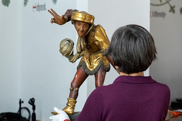 Demontage der Morisken aus dem Alten Rathaus. Demontage der Morisken aus dem Alten Rathaus.
