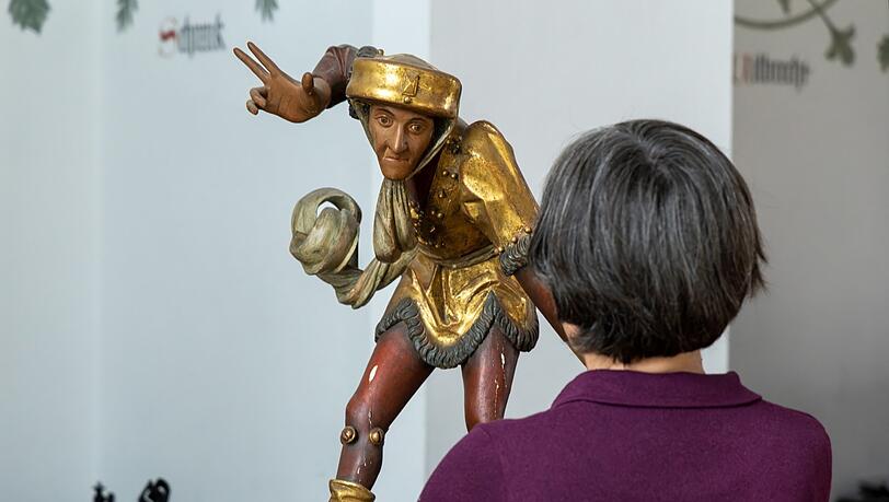 Demontage der Morisken aus dem Alten Rathaus. Demontage der Morisken aus dem Alten Rathaus.