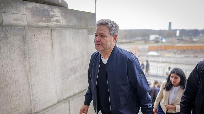 Bundeswirtschaftsminister Robert Habeck und Misbah Khan, Grünen-Abgeordnete aus Rheinland-Pfalz, gehen zur Sitzung ihrer Fraktion.