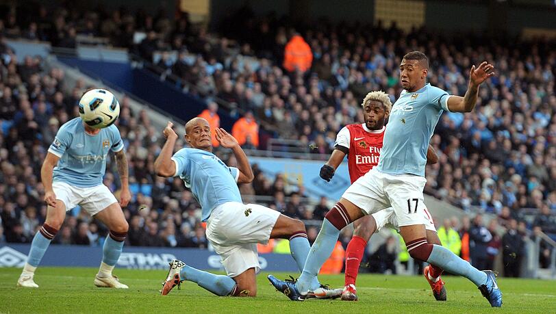 Vincent Kompany (Mitte) und Jérôme Boateng spielten - wie hier im Oktober 2010 - zusammen für Manchester City. (Archivfoto)