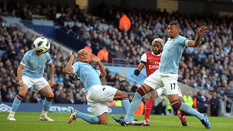 Vincent Kompany (Mitte) und Jérôme Boateng spielten - wie hier im Oktober 2010 - zusammen für Manchester City. (Archivfoto)