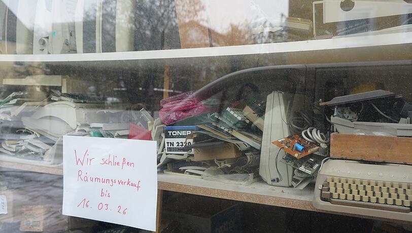 An der Vitrine steht: R&auml;umungsverkauf bis 16. M&auml;rz.