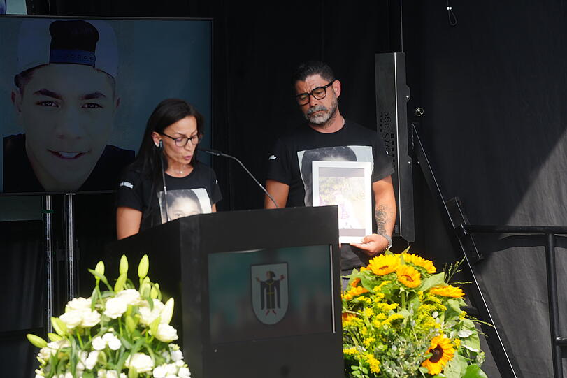Die Mutter des ermordeten Selçuk hält eine Rede auf der Gedenkfeier. Die Mutter des ermordeten Selçuk hält eine Rede auf der Gedenkfeier.