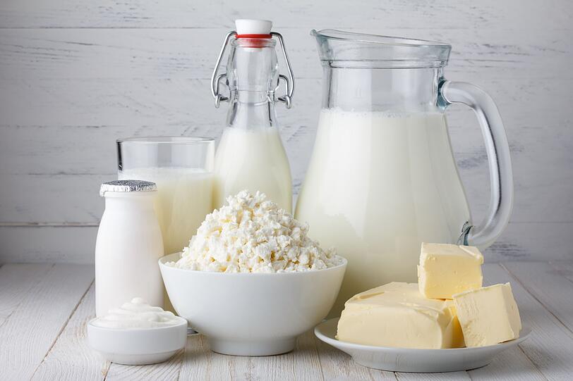 Zuerst einmal die gute Nachricht: Milchprodukte, und somit auch Käse, liefern wichtige Nährstoffe wie Calcium und Eiweiß. Vor allem das Calcium aus Milcherzeugnissen ist hochwertig, da es vom Körper besonders gut verwertet werden kann. Darüber hinaus enthält Käse Vitamin B2, B12 und Jod - Stoffe, die den Energiestoffwechsel und die Funktion der Schilddrüse unterstützen. Zuerst einmal die gute Nachricht: Milchprodukte, und somit auch Käse, liefern wichtige Nährstoffe wie Calcium und Eiweiß. Vor allem das Calcium aus Milcherzeugnissen ist hochwertig, da es vom Körper besonders gut verwertet werden kann. Darüber hinaus enthält Käse Vitamin B2, B12 und Jod - Stoffe, die den Energiestoffwechsel und die Funktion der Schilddrüse unterstützen.