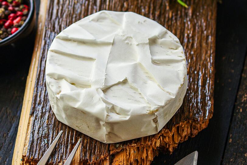 Geben Sie danach einen runden Camembert von etwa 200 bis 250 Gramm - ohne Rinde - hinzu und lassen Sie ihn bei mittlerer Hitze langsam schmelzen. Wenn der Camembert weich und cremig ist, fügen Sie 500 Gramm Gnocchi hinzu. Ergänzen Sie das Gericht mit 250 Gramm halbierten Kirschtomaten, 150 Millilitern Gemüsebrühe und 200 Millilitern Sahne. Geben Sie danach einen runden Camembert von etwa 200 bis 250 Gramm - ohne Rinde - hinzu und lassen Sie ihn bei mittlerer Hitze langsam schmelzen. Wenn der Camembert weich und cremig ist, fügen Sie 500 Gramm Gnocchi hinzu. Ergänzen Sie das Gericht mit 250 Gramm halbierten Kirschtomaten, 150 Millilitern Gemüsebrühe und 200 Millilitern Sahne.