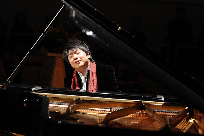 Chinas freundlichster Botschafter: Lang Lang. Der zweifellos populärste Mann am Klavier zeigte bei seinem zweiten Nürnberger Auftritt in dieser Saison recht deutlich, warum das so ist.