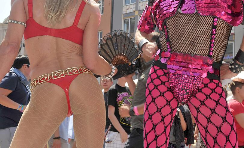 Sie feiern: Schwule, Lesben und Transgender tummeln sich auf Münchens Straßen und feiern den Christopher Street Day 2011