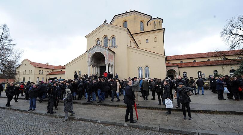 Die Vertreter der Presse warten vor der Aussegnungshalle...