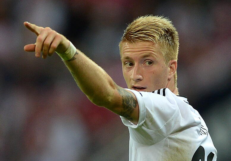 &bdquo;Ich versuche natürlich, das Bestmögliche aus mir rauszuholen. Wir
wissen alle, dass Mario eine schöne Frisur hat. Aber über meine
Frisur geht nichts.&ldquo;

(Marco Reus am Samstag auf die Frage einer ausländischen Reporterin,
ob er wisse, dass seine Frisur noch schöner sei als die von
Teamkollege Mario Gomez)
