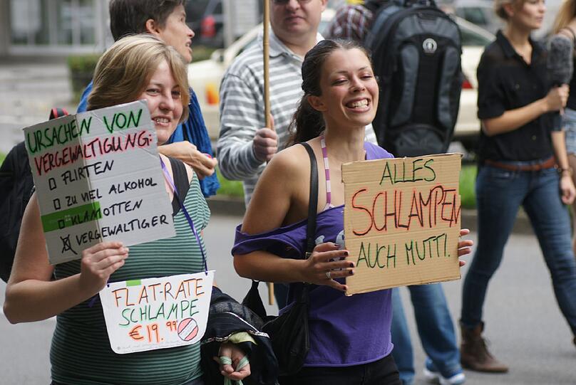 Beim Slutwalk in München haben heute rund 200 Menschen unter dem Motto "Nein heißt Nein" gegen Diskriminierung und Sexismus demonstriert. Sie stellen sich damit gegen sexualisierte Gewalt sowie gegen Vergewaltigungsmythen und -verharmlosungen.