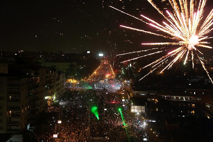Ausnahmezustand am auf dem Tahrir-Platz in Kairo. Millionen Menschen feiern die Absetzung von Mohammed Mursi durch das ägyptische Militär.