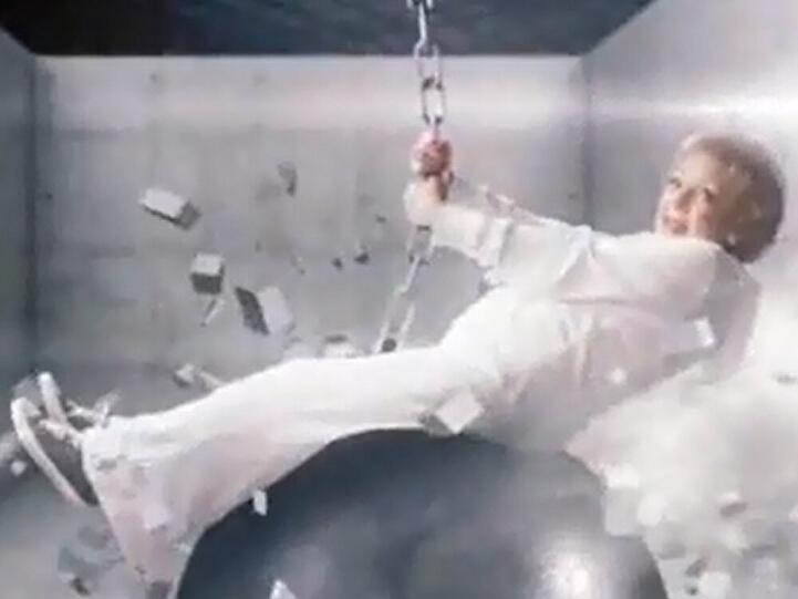 Nicht ganz so entblättert, dafür jedoch umso witziger die "Wrecking Ball"-Aktion von Kult-"Golden Girl" Betty White!