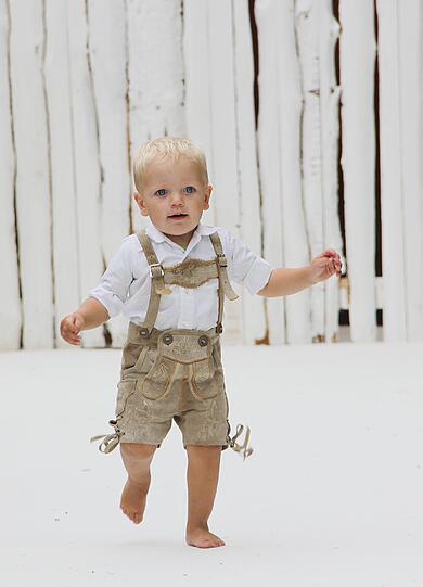 Der kloane Zwackal läuft in der Fendler-Lederhosn wie ein Großer.