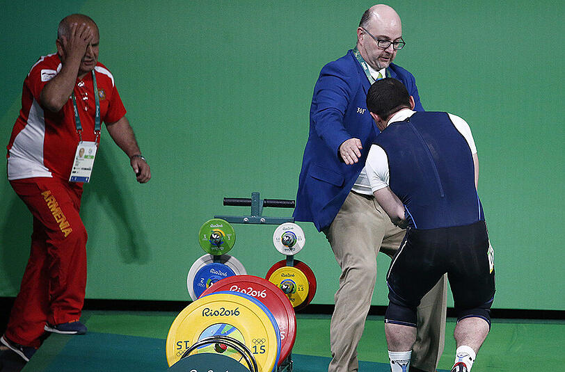 Wieder schlimme Bilder aus Rio: Gewichtheber Andranik Karapetyan kugelt sich den Ellenbogen aus.