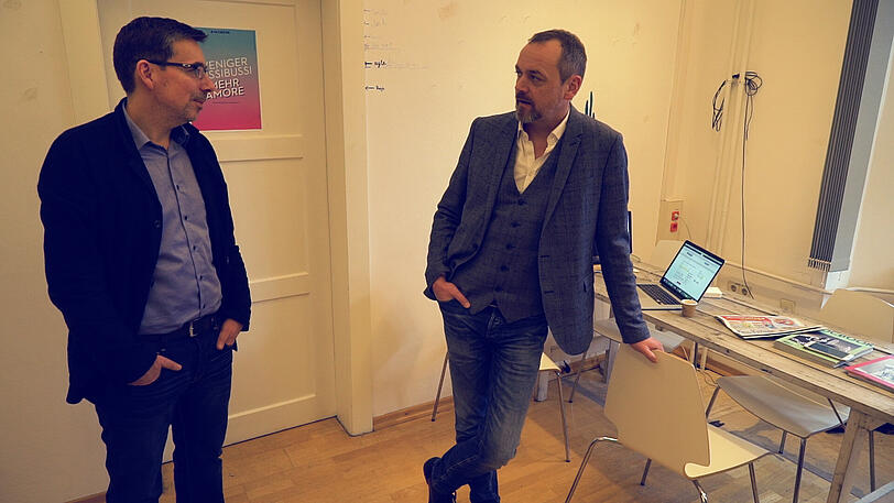 "Mucbook"-Chef Marco Eisenack (links) und Michael Schilling von der AZ im "Mucbook"-Büro im Ruffini-Haus.