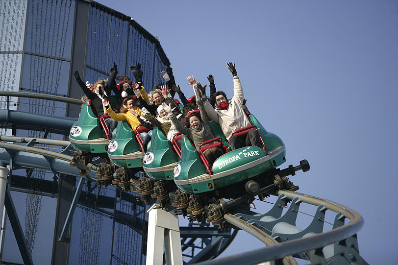 Auch in der kalten Jahreszeit genießen die Besucher im Europapark Rust den Nervenkitzel in der Achterbahn Euromir.