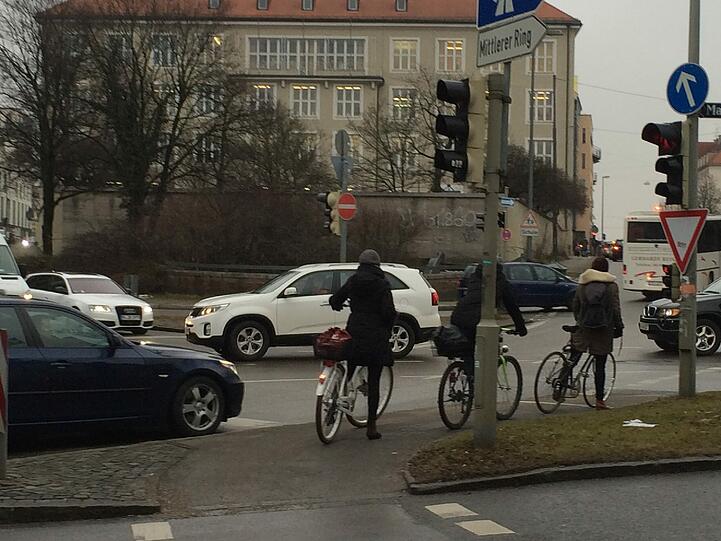 ... könnte über die Brücke die Seite wechseln - noch vor dieser Kreuzung.