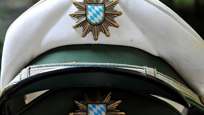 Eine Rentnerin hat einen falschen Polizeibeamten auffliegen lassen (Symbolbild) Eine Rentnerin hat einen falschen Polizeibeamten auffliegen lassen (Symbolbild)