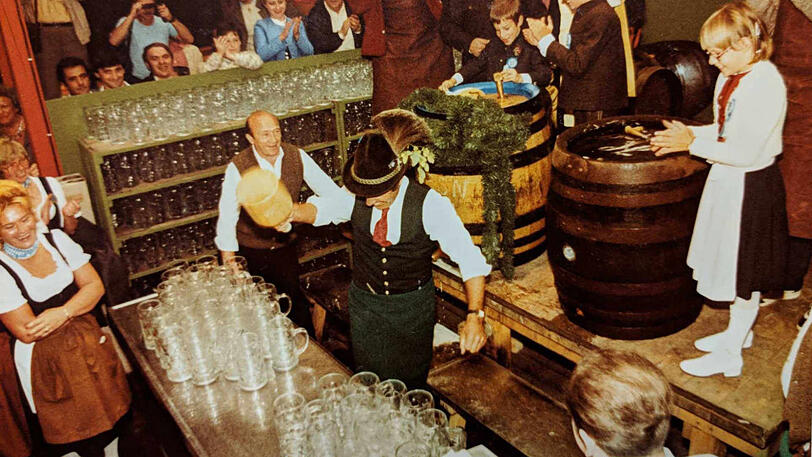 Dieses Anstich-Bild ist Anfang der 80er entstanden. Im rechten Bildrand ist Silja Schrank-Steinberg zu sehen.