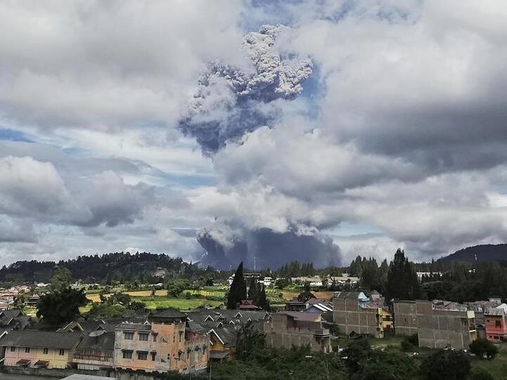 Der Vulkan Sinabung spuckt bei seinem Ausbruch Asche und Rauch in die Luft. Sinabung gehört zu den mehr als 120 aktiven Vulkanen in Indonesien.