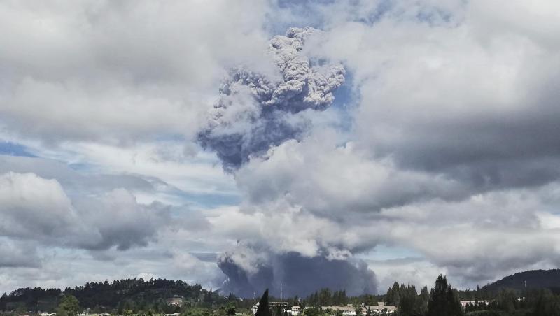 Der Vulkan Sinabung spuckt bei seinem Ausbruch Asche und Rauch in die Luft. Sinabung gehört zu den mehr als 120 aktiven Vulkanen in Indonesien. Der Vulkan Sinabung spuckt bei seinem Ausbruch Asche und Rauch in die Luft. Sinabung gehört zu den mehr als 120 aktiven Vulkanen in Indonesien.
