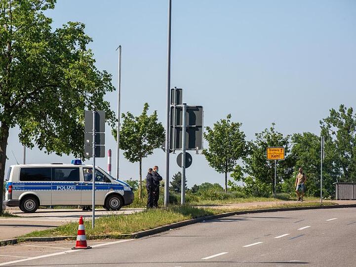 Beamte und ein Einsatzfahrzeug der Bundespolizei nahe einer Brücke am Grenzübergang nach Frankreich.