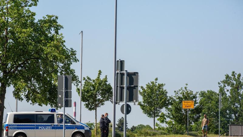 Beamte und ein Einsatzfahrzeug der Bundespolizei nahe einer Brücke am Grenzübergang nach Frankreich. Beamte und ein Einsatzfahrzeug der Bundespolizei nahe einer Brücke am Grenzübergang nach Frankreich.
