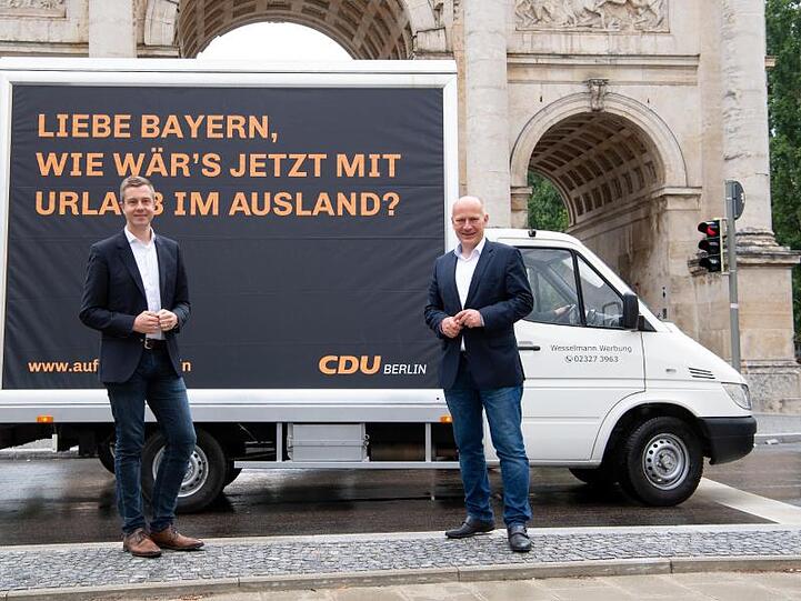 Kai Wegner (r), Landesvorsitzender der CDU Berlin, und Stefan Evers, Generalsekretär der CDU Berlin, stehen vor einem Transporter. Foto: Sven Hoppe/dpa