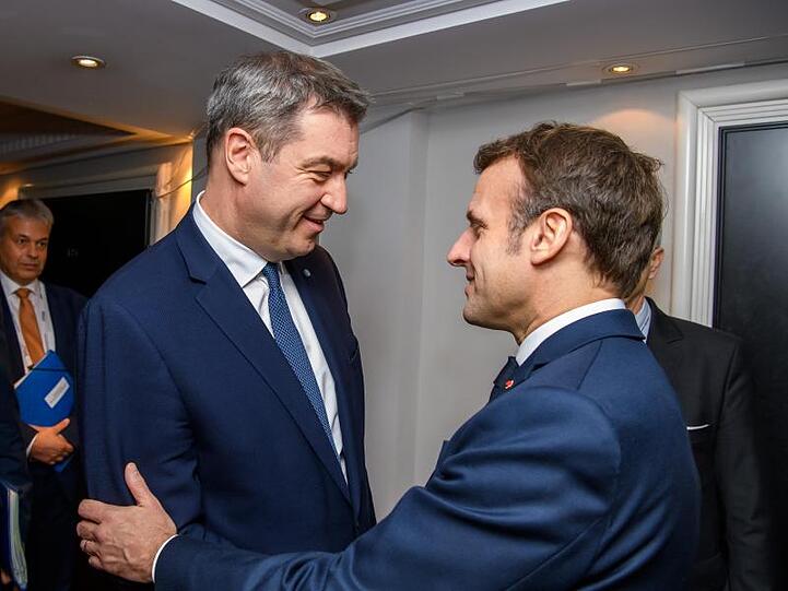 Markus Söder (l)trifft im Rahmen der Münchner Sicherheitskonferenz Emmanuel Macron. Foto: Jörg Koch/Bayerische Staatskanzlei/dpa