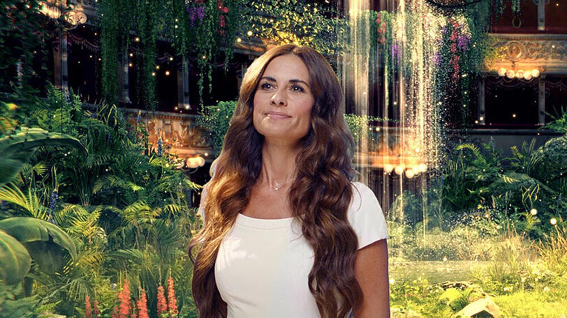 Livia Firth vor der virtuell verwandelten Bühne in Mailands legendärem Opernhaus La Scala