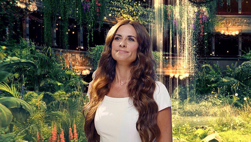 Livia Firth vor der virtuell verwandelten Bühne in Mailands legendärem Opernhaus La Scala Livia Firth vor der virtuell verwandelten Bühne in Mailands legendärem Opernhaus La Scala