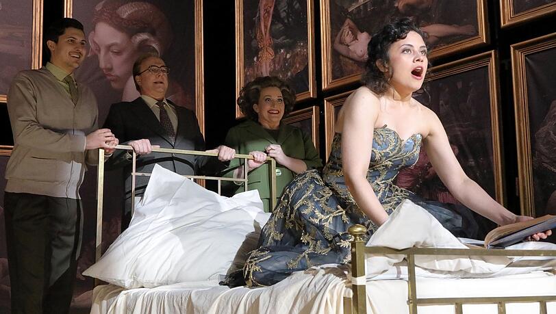 Ein Bett gibt's - wie man hört - in Barrie Koskys Inszenierung erst im zweiten Akt: Caspar Singh (Haushofmeister, von links), Johannes Martin Kränzle (Faninal), Daniela Köhler und Katharina Konradi (Sophie) im neuen "Rosenkavalier" der Bayerischen Staatsoper.