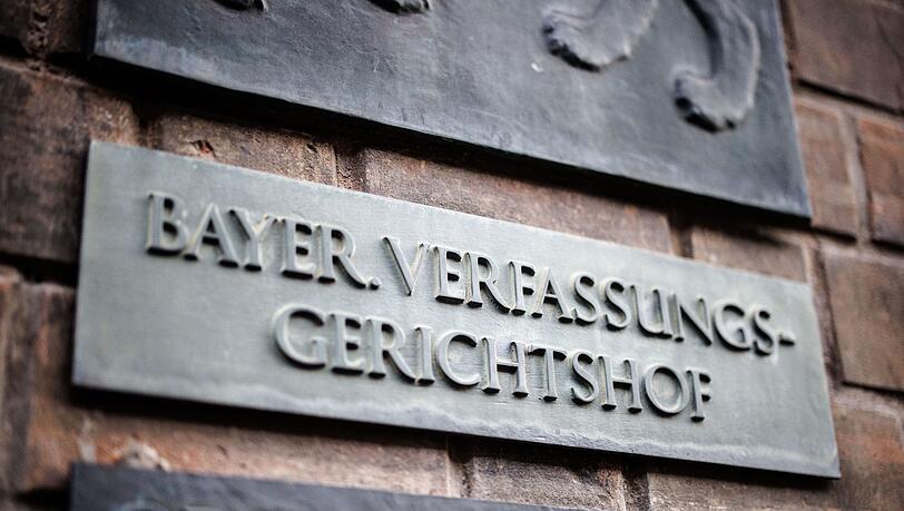 Der Schriftzug „Bayer. Verfassungsgerichtshof“ ist auf einem Schild am Bayerischen Verfassungsgerichtshof zu sehen.