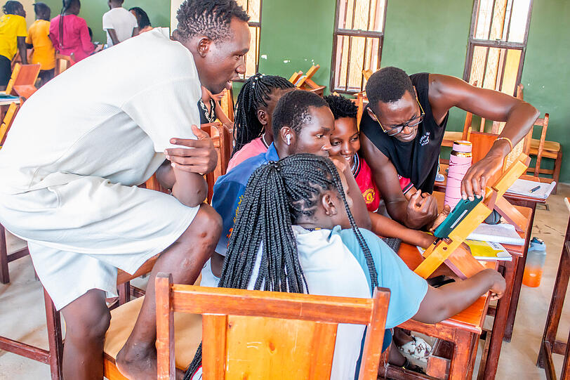Eine Gruppe schaut in Turkana auf ein Smartphone. Mittlerweile sind die Geräte so vielseitig, dass nicht mehr zwingend ein Laptop für digitale Arbeit notwendig ist. Eine Gruppe schaut in Turkana auf ein Smartphone. Mittlerweile sind die Geräte so vielseitig, dass nicht mehr zwingend ein Laptop für digitale Arbeit notwendig ist.