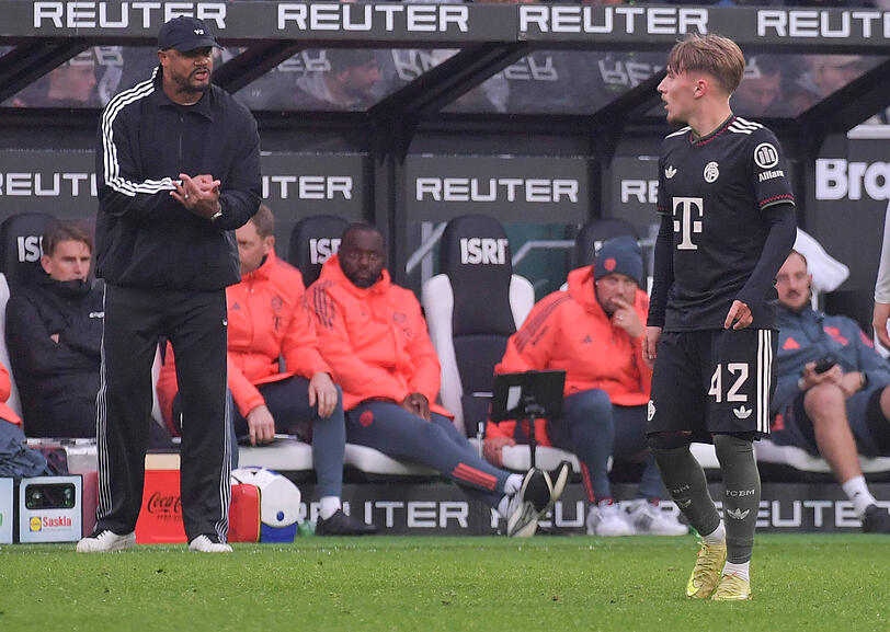 Bayern-Trainer Vincent Kompany nimmt Lennart Karl den Druck. Bayern-Trainer Vincent Kompany nimmt Lennart Karl den Druck.
