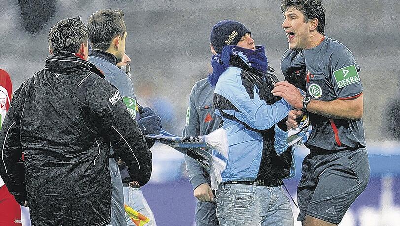Dem TSV 1860 droht nach der Schiri-Attacke durch Löwen-Fans gegen Markus Wingenbach eine empfindliche Strafe.Foto:M.I.S Dem TSV 1860 droht nach der Schiri-Attacke durch Löwen-Fans gegen Markus Wingenbach eine empfindliche Strafe.Foto:M.I.S