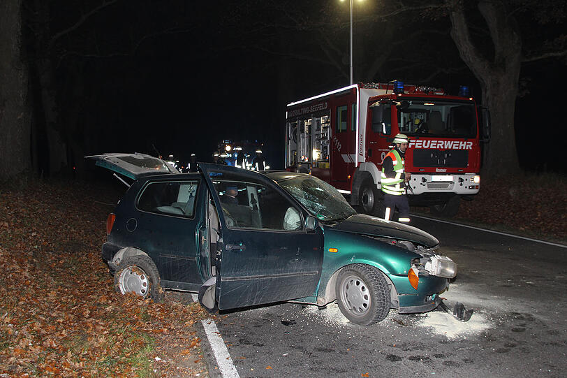Warum ein VW Golf und ein Ford auf der Staatsstraße 2068 bei Mailing zusammenstießen, ist bisher unbekannt. Fünf Personen wurden bei dem Unfall verletzt, eine Frau, die 25-jährige Fahrerin des VW Golf, schwer.