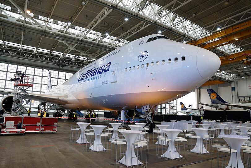 Ganz schön lang, dieser Vogel: Diese Perspektive zeigt die Ausmaße der Boeing 747-8 in der Technikhalle eindrucksvoll.