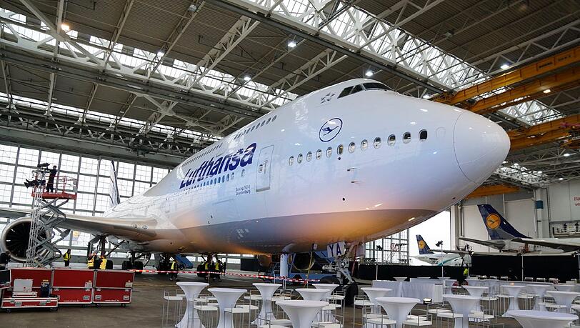Ganz schön lang, dieser Vogel: Diese Perspektive zeigt die Ausmaße der Boeing 747-8 in der Technikhalle eindrucksvoll. Ganz schön lang, dieser Vogel: Diese Perspektive zeigt die Ausmaße der Boeing 747-8 in der Technikhalle eindrucksvoll.