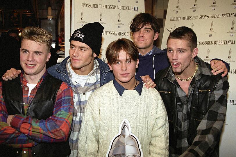 Als sie sich 1996 endgültig auflösten, brachen weltweit hunderttausende Mädchen in Tränen aus. "Take That" waren Gary Barlow, Howard Donald, Mark Owen, Robbie Williams und Jason Orange (v.l.). Seit 2010 sind die fünf Brit-Boys wieder vereint. An den Erfolg von damals kamen sie aber nie wieder heran.