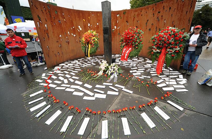 Am Denkmal an der Theresienwiese wurde der Opfer des Wiesn-Attentats gedacht.