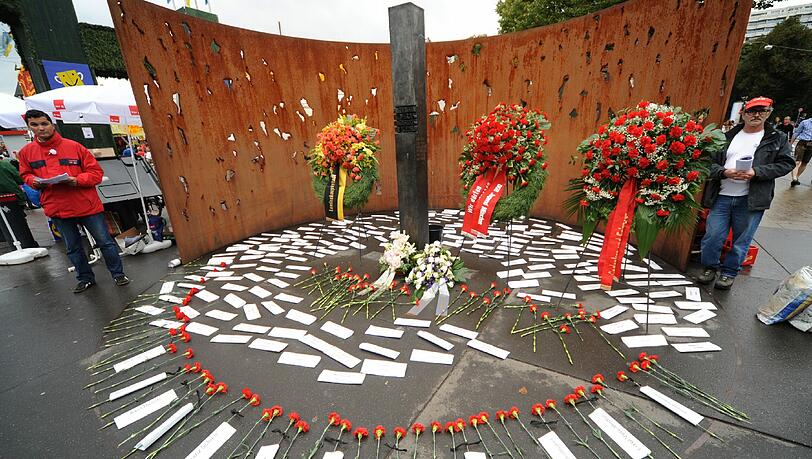 Am Denkmal an der Theresienwiese wurde der Opfer des Wiesn-Attentats gedacht. Am Denkmal an der Theresienwiese wurde der Opfer des Wiesn-Attentats gedacht.