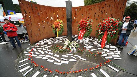 Am Denkmal an der Theresienwiese wurde der Opfer des Wiesn-Attentats gedacht.
