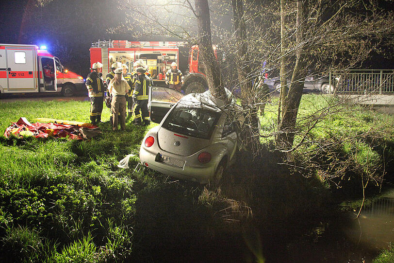 Betrunken und ohne Führerschein ist ein 17-Jähriger nach der Disco gegen einen Baum gerast. Die Bilder vom Unfallort.