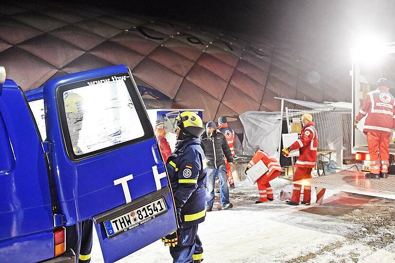 Die Traglufthalle steht auf freiem Feld ungeschützt vor dem Frost.