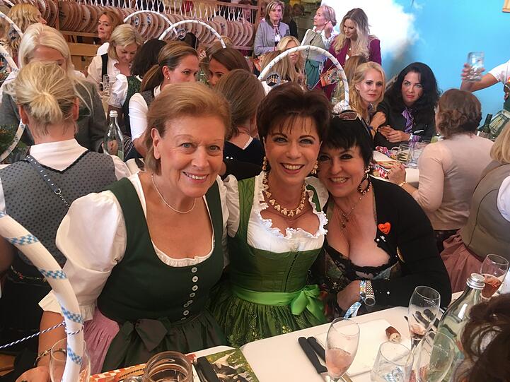 Starkes Trio (v. l.): Multi-Unternehmerin Evi Brandl (Vinzenzmurr, Aigner), Drogerie-Königin Anita Müller und Gerd Käfers Witwe Uschi Ackermann.