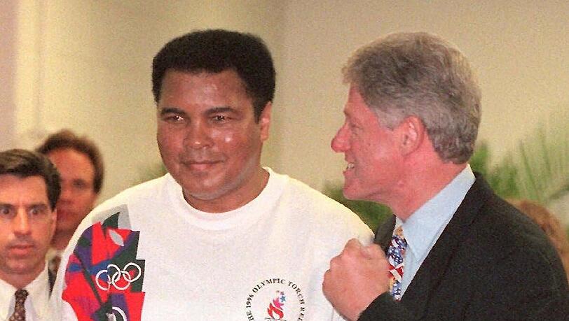 Der Auftritt von Muhammad Ali, der an Parkinson leidet, bei den Spielen 1996, rührt US-Präsident Bill Clinton zu Tränen. Der Auftritt von Muhammad Ali, der an Parkinson leidet, bei den Spielen 1996, rührt US-Präsident Bill Clinton zu Tränen.