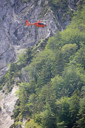 Der verunglückte Wanderer wurde per Rettungshubschrauber aus der Schlucht geborgen.