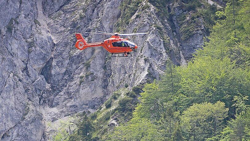 Der verunglückte Wanderer wurde per Rettungshubschrauber aus der Schlucht geborgen. Der verunglückte Wanderer wurde per Rettungshubschrauber aus der Schlucht geborgen.