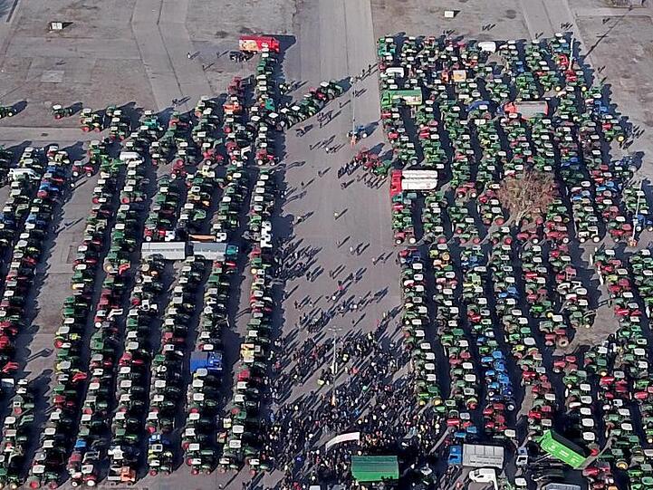 Traktoren von Landwirten stehen bei einer Protestveranstaltung. Foto: Sven Kohls/SDMG/dpa